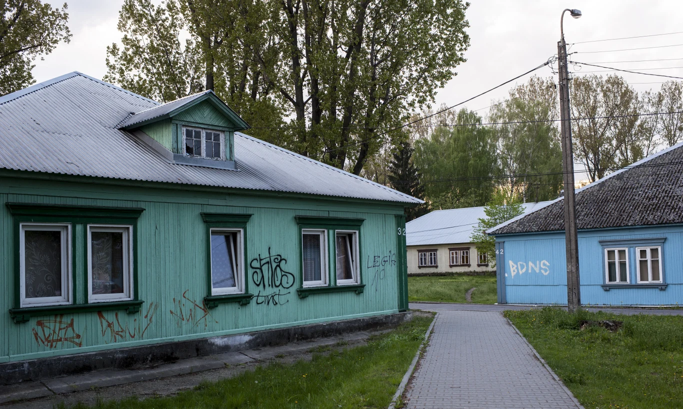 Osiedle Przyjaźń w Warszawie - pomiędzy Wolą a Bemowem, na Jelonkach, znajduje się niewielkie osiedle składające się z barakowych drewnianych domków wyróżniających się wśród otaczającej je mieszanki socrealistycznych i nowoczesnych zabudowań. Osiedle Akademickie „Przyjaźń” zamieszkują przede wszystkim studenci i pracownicy naukowi. Prócz domków mieszkalnych, znajdziemy na nim wszystko, czego mieszkańcy potrzebują do wygodnego funkcjonowania: lokale usługowe, sklepy, bibliotekę, klub, a nawet stadion. Jak to nietypowe osiedle powstało w tym miejscu? W latach 50. wzniesiono je dla radzieckich budowniczych Pałacu Kultury i Nauki. Część domków sprowadzono z Finlandii (dlatego czasem nazywane są domkami fińskimi) w zamian za węgiel z Polski, ale budowano je również z drewna pozostałego z rozbiórki obozu jenieckiego Stalag I B Hohenstein koło Olsztynka. Po ukończeniu budowy Pałacu Kultury i Nauki osiedle zostało przekazane warszawskim uczelniom. Osiedle Przyjaźń w Warszawie - pomiędzy Wolą a Bemowem, na Jelonkach, znajduje się niewielkie osiedle składające się z barakowych drewnianych domków wyróżniających się wśród otaczającej je mieszanki socrealistycznych i nowoczesnych zabudowań. Osiedle Akademickie „Przyjaźń” zamieszkują przede wszystkim studenci i pracownicy naukowi. Prócz domków mieszkalnych, znajdziemy na nim wszystko, czego mieszkańcy potrzebują do wygodnego funkcjonowania: lokale usługowe, sklepy, bibliotekę, klub, a nawet stadion. Jak to nietypowe osiedle powstało w tym miejscu? W latach 50. wzniesiono je dla radzieckich budowniczych Pałacu Kultury i Nauki. Część domków sprowadzono z Finlandii (dlatego czasem nazywane są domkami fińskimi) w zamian za węgiel z Polski, ale budowano je również z drewna pozostałego z rozbiórki obozu jenieckiego Stalag I B Hohenstein koło Olsztynka. Po ukończeniu budowy Pałacu Kultury i Nauki osiedle zostało przekazane warszawskim uczelniom.