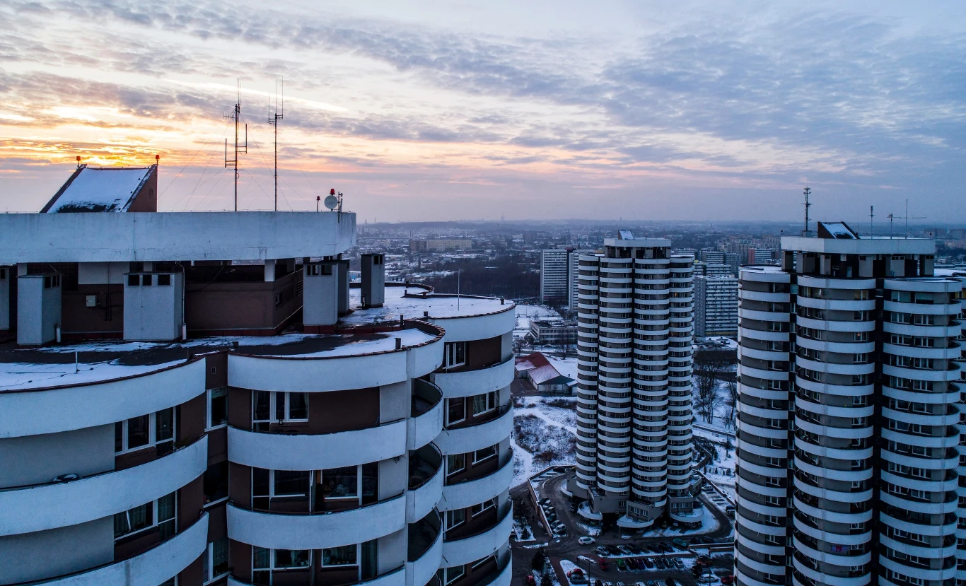 Osiedle Tysiąclecia w Katowicach - budowa tego osiedla rozpoczęła się w 1961 roku, a jego nazwa miała uczcić Tysiąclecie Państwa Polskiego. Pierwsze mieszkania udało się oddać już w 1964 roku. Przestrzenne podwórka, bogata infrastruktura (nie brakuje tam szkół, sklepów, przychodni czy miejsc parkingowych), bliskość centrum Katowic i urokliwego Parku Śląskiego, sprawiają, że Osiedle Tysiąclecia lub Tauzen, jak potocznie nazywają je mieszkańcy Śląska, stanowi jedno z najlepszych miejsc do życia w mieście. Szczególnym zainteresowaniem cieszą się Kukurydze, czyli jedne z największych budynków mieszkalnych w Katowicach, kształtem przypominające kolby kukurydzy, gdyż balkony mieszkań mają kolisty kształt. Budowę Kukurydz rozpoczęto w połowie lat 80. Według pierwotnych założeń miały mieścić aż 4000 mieszkańców, dziś mieszka tam 2100 osób. Osiedle Tysiąclecia w Katowicach - budowa tego osiedla rozpoczęła się w 1961 roku, a jego nazwa miała uczcić Tysiąclecie Państwa Polskiego. Pierwsze mieszkania udało się oddać już w 1964 roku. Przestrzenne podwórka, bogata infrastruktura (nie brakuje tam szkół, sklepów, przychodni czy miejsc parkingowych), bliskość centrum Katowic i urokliwego Parku Śląskiego, sprawiają, że Osiedle Tysiąclecia lub Tauzen, jak potocznie nazywają je mieszkańcy Śląska, stanowi jedno z najlepszych miejsc do życia w mieście. Szczególnym zainteresowaniem cieszą się Kukurydze, czyli jedne z największych budynków mieszkalnych w Katowicach, kształtem przypominające kolby kukurydzy, gdyż balkony mieszkań mają kolisty kształt. Budowę Kukurydz rozpoczęto w połowie lat 80. Według pierwotnych założeń miały mieścić aż 4000 mieszkańców, dziś mieszka tam 2100 osób.