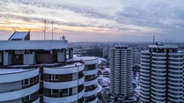 Osiedle Tysiąclecia w Katowicach - budowa tego osiedla rozpoczęła się w 1961 roku, a jego nazwa miała uczcić Tysiąclecie Państwa Polskiego. Pierwsze mieszkania udało się oddać już w 1964 roku. Przestrzenne podwórka, bogata infrastruktura (nie brakuje tam szkół, sklepów, przychodni czy miejsc parkingowych), bliskość centrum Katowic i urokliwego Parku Śląskiego, sprawiają, że Osiedle Tysiąclecia lub Tauzen, jak potocznie nazywają je mieszkańcy Śląska, stanowi jedno z najlepszych miejsc do życia w mieście. 

Szczególnym zainteresowaniem cieszą się Kukurydze, czyli jedne z największych budynków mieszkalnych w Katowicach, kształtem przypominające kolby kukurydzy, gdyż balkony mieszkań mają kolisty kształt. Budowę Kukurydz rozpoczęto w połowie lat 80. Według pierwotnych założeń miały mieścić aż 4000 mieszkańców, dziś mieszka tam 2100 osób. 