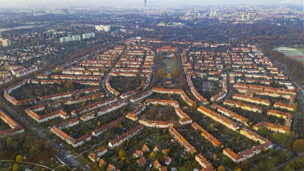 Sępolno - budowę tego wrocławskiego osiedla ukończono w latach 30. ubiegłego wieku. Z założenia miało być to miasto-ogród – ćwierć jego powierzchni stanowią parki, skwerki i inne formy zieleni publicznej oraz prowadzące do domów uliczki i obsadzone drzewami aleje. Na powierzchni 100 hektarów zobaczymy głównie dwukondygnacyjne domki wielorodzinne. Do każdego z nich dodatkowo przynależy niewielki ogródek: z przodu obsadzony rabatami, z tyłu – warzywno-owocowy. 

Początkowo osiedle zamieszkiwała wrocławska klasa średnia, a mieszkania nie miały łazienek – te pojawiły się dopiero po wojnie. Z lotu ptaka osiedle przypomina orła. Biegną przez nie dwie drogi główne, od których odchodzą ulice prostopadłe ułatwiające dojazd do posesji. Niezależnie od nich poprowadzone są ścieżki dla pieszych. Osiedle stanowi prawdziwą oazę spokoju.