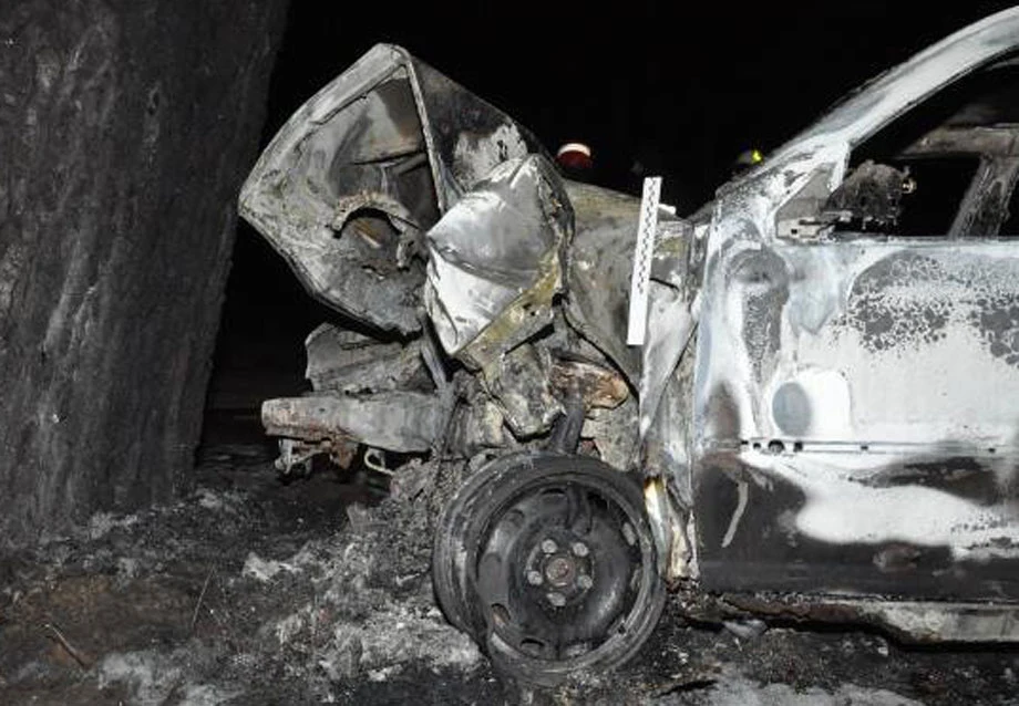 Do zdarzenia doszło na drodze powiatowej w miejscowości Piotrawin. (gm Jastków). Około godziny 2.40 policja otrzymała informację o wypadku i pożarze samochodu. 