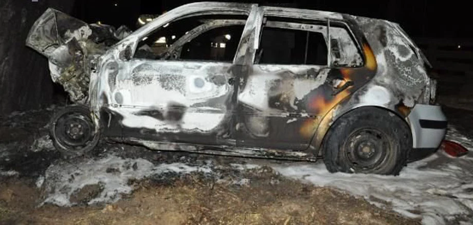 Osoba kierująca Volkswagenem Golfem na łuku drogi zjechała na lewe pobocze i uderzyła w drzewo. Po zderzeniu auto stanęło w płomieniach. Wewnątrz ujawniono zwęglone zwłoki osoby kierującej.
