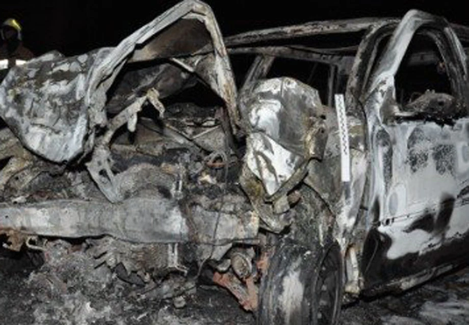 Kierujący Golfem zjechał z drogi na lewe pobocze i przodem pojazdu uderzył w drzewo. 