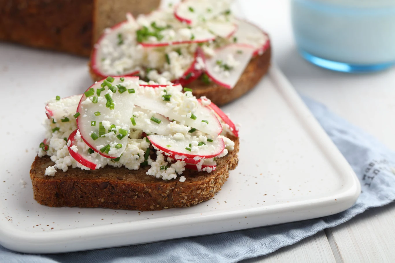 Chudy twaróg z rzodkiewką czy szczypiorkiem, a do tego pełnoziarniste pieczywo to świetny pomysł na posiłek, od którego zaczynasz dzień