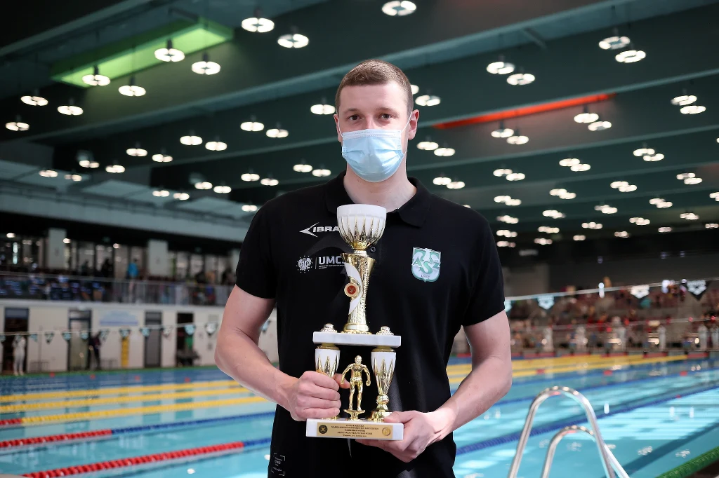 Konrad Czerniak z Pucharem Rektora Warszawskiego Uniwersytetu Medycznego za najlepszy wynik podczas Grand Prix Polski w pływaniu