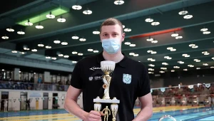 Konrad Czerniak z Pucharem Rektora Warszawskiego Uniwersytetu Medycznego za najlepszy wynik podczas Grand Prix Polski w pływaniu