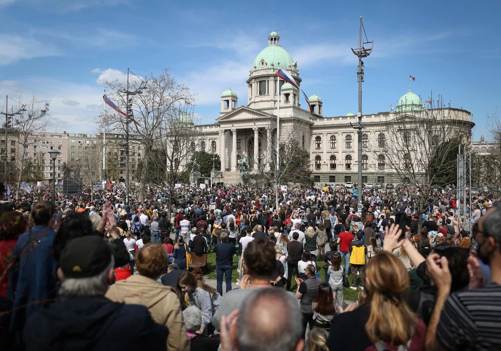 Przed serbskim parlamentem zgromadziło się kilka tysięcy osób. 