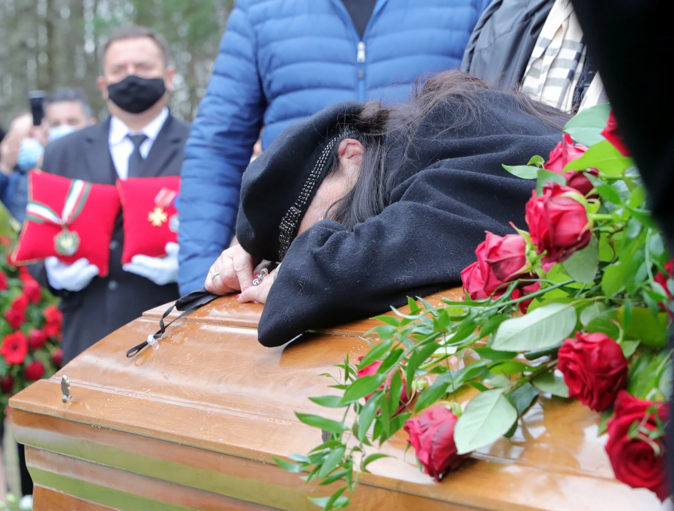 Ewa Krawczyk podczas pogrzebu Krzysztofa Krawczyka w Grotnikach Ewa Krawczyk podczas pogrzebu Krzysztofa Krawczyka w Grotnikach