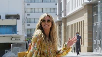 Heidi Klum udowadnia jednak, że wcale nie trzeba się obawiać żółtego, zwłaszcza gdy kolor jest w pakiecie z modnym kwiatowym wzorem. 