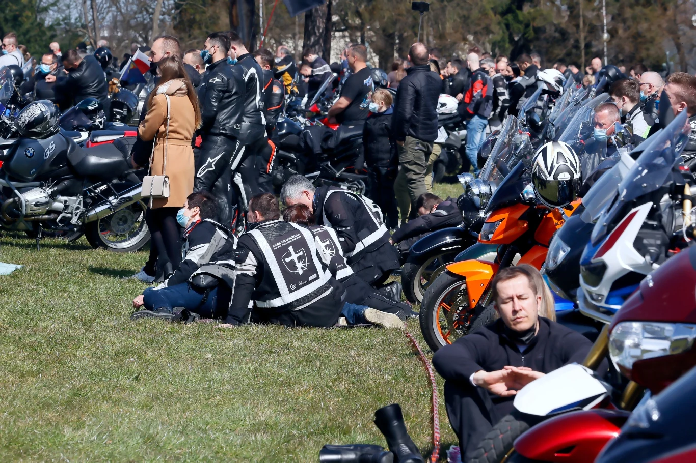 Nie wszyscy stosowali się do obowiązujących obostrzeń - nakazu noszenia masek czy zachowania dystansu społecznego