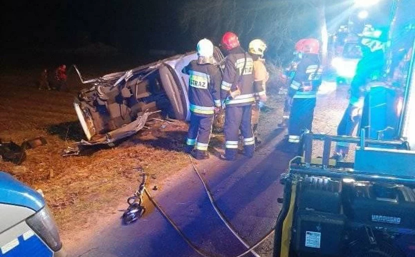 Kierowca nie miał prawa jazdy i prawdopodobnie był pijany. Nie dziwi, że na widok policji wpadł w panikę / Fot: Straż pożarna