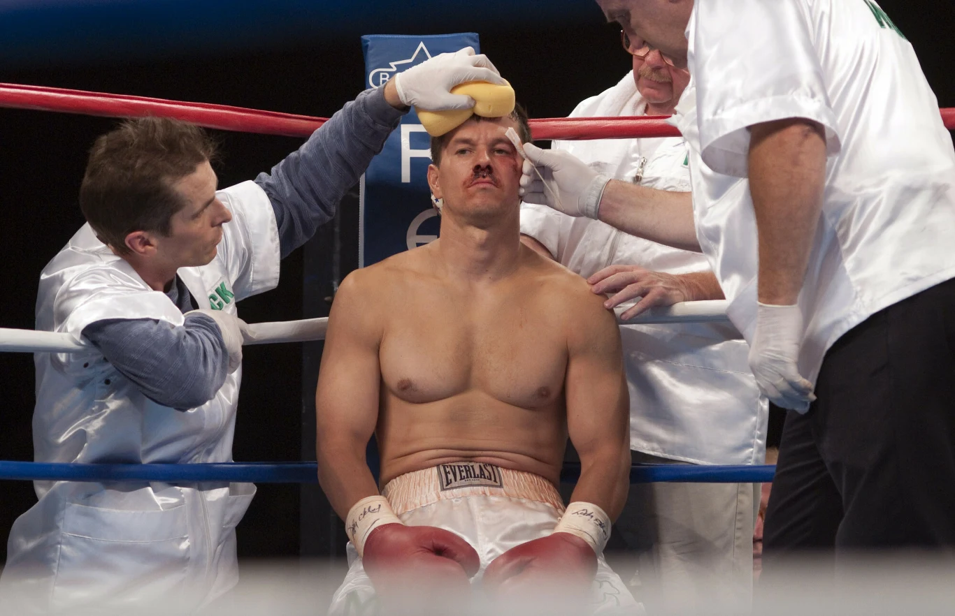 Ponowne spotkanie z Davidem O. Russellem, u którego aktor zagrał w "Złocie pustyni", ale również w "Jak być sobą" (2004), zaowocowało drugą w karierze Wahlberga nominacją do Złotego Globu za rolę w "Fighterze" (2010). Gwiazdą produkcji był jednak wychudzony Christian Bale, który za wcielenie się w Dickyego Eklunda został nagrodzony Oscarem. Wcześniej oglądaliśmy jeszcze Wahlberga w drugoplanowych rolach w "Nostalgii anioła" (2009) Petera Jacksona i "Nocnej randce" (2010) Shawna Levyego.