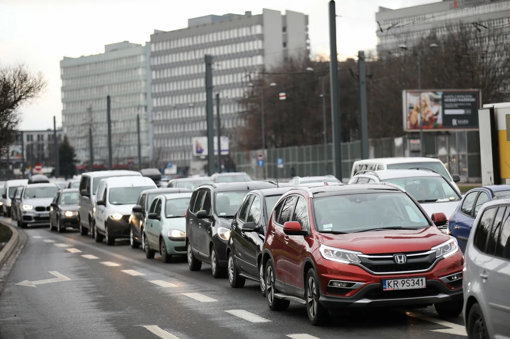 Patrząc na to, ile (i jakich) samochodów jeździ po Krakowie czy Warszawie, badanie można uznać co najmniej za niewiarygodne