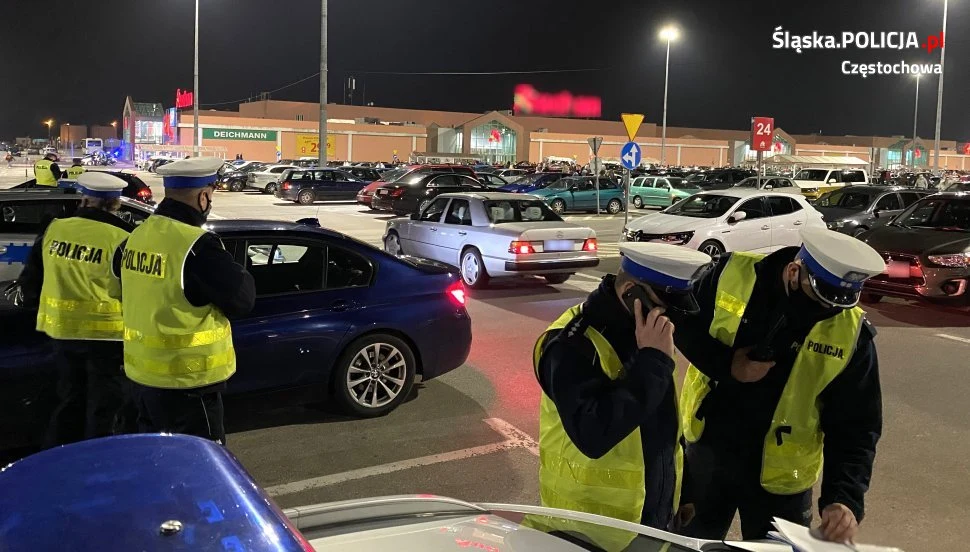 Mercedes W124 - jego kierowca z pewnością nie przyjechał tu na zakupy. Białe Renault Megane to co prawda nie RS, ale i tak wygląda podejrzanie.