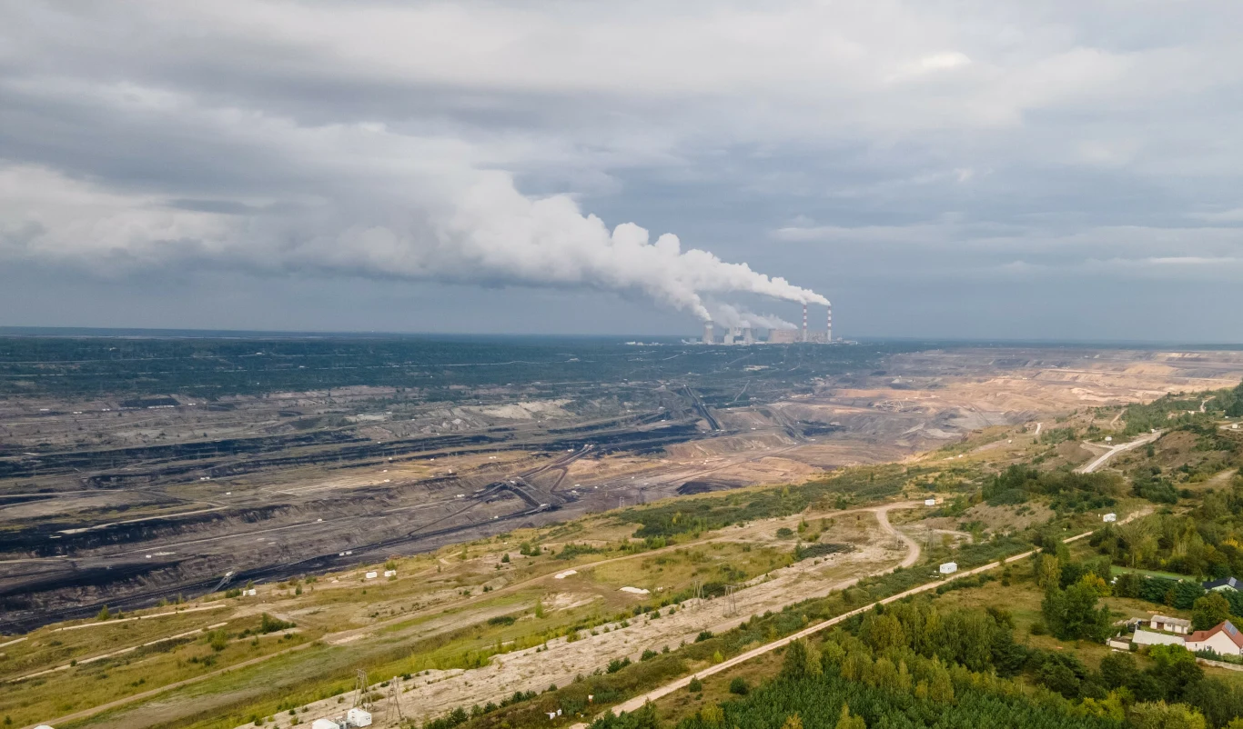 Rzadko można znaleźć takie kontrasty w krajobrazie, jak w okolicach Bełchatowa. Sąsiedztwo jednocześnie największej elektrowni, największej kopalni odkrywkowej oraz największej hałdy robi ogromne wrażenie. Jak wiadomo, pokłady węgla brunatnego kiedyś się skończą. Co wtedy się stanie? Czy nadsypana Góra Kamieńska przetrwa, albo czy kopalnia zostanie zalana, tworząc tym samym jeden z największych sztucznych zbiorników? Niedaleka przyszłość odsłoni przed nami wszystkie karty. Rzadko można znaleźć takie kontrasty w krajobrazie, jak w okolicach Bełchatowa. Sąsiedztwo jednocześnie największej elektrowni, największej kopalni odkrywkowej oraz największej hałdy robi ogromne wrażenie. Jak wiadomo, pokłady węgla brunatnego kiedyś się skończą. Co wtedy się stanie? Czy nadsypana Góra Kamieńska przetrwa, albo czy kopalnia zostanie zalana, tworząc tym samym jeden z największych sztucznych zbiorników? Niedaleka przyszłość odsłoni przed nami wszystkie karty.