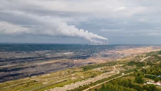 Rzadko można znaleźć takie kontrasty w krajobrazie, jak w okolicach Bełchatowa. Sąsiedztwo jednocześnie największej elektrowni, największej kopalni odkrywkowej oraz największej hałdy robi ogromne wrażenie. Jak wiadomo, pokłady węgla brunatnego kiedyś się skończą. Co wtedy się stanie? Czy nadsypana Góra Kamieńska przetrwa, albo czy kopalnia zostanie zalana, tworząc tym samym jeden z największych sztucznych zbiorników? Niedaleka przyszłość odsłoni przed nami wszystkie karty.