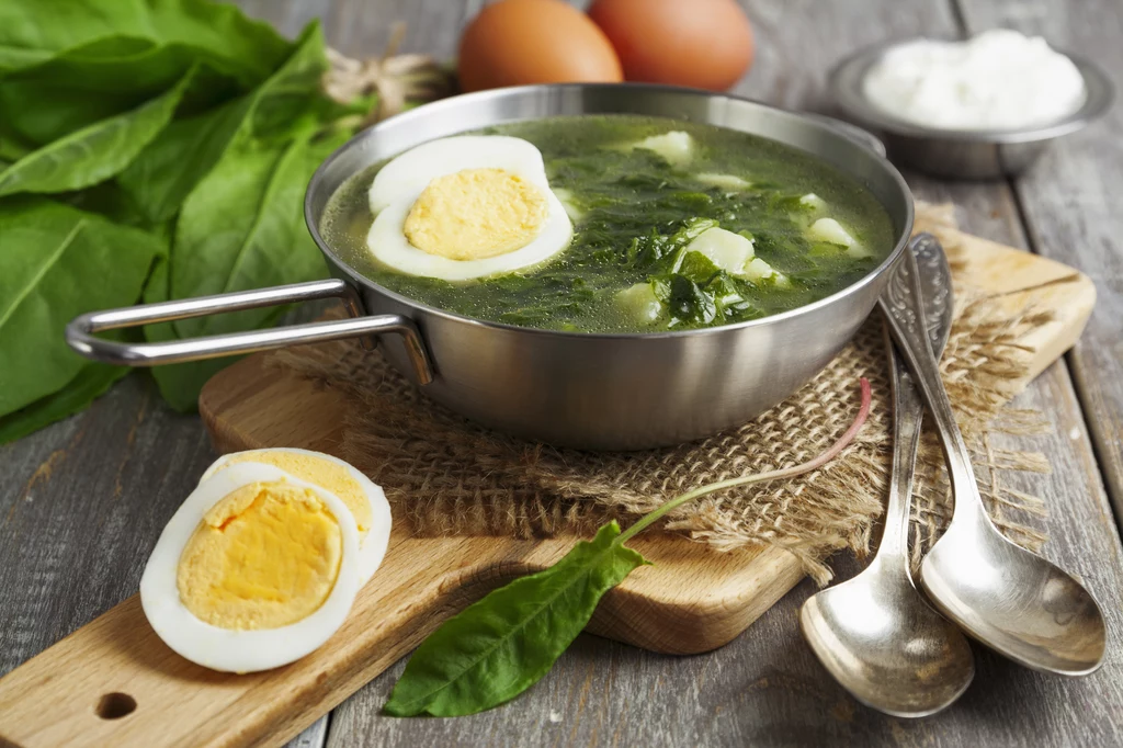 Zupa szczawiowa nie bez powodu serwowana jest zwykle z jajkiem