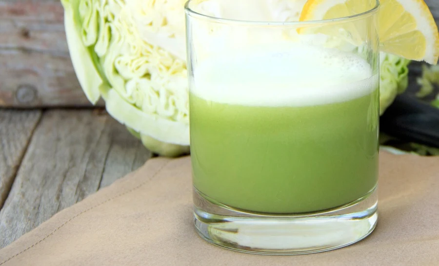 Sok ze świeżej kapusty jest naturalnym źródłem witaminy U - stymuluje odporność i pomaga na wrzody