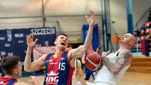 Koszykarze drużyny King Szczecin Jakub Schenk (z lewej) i Mateusz Bartosz (w środku) oraz Dariusz Wyka (z prawej) z zespołu Legia Warszawa