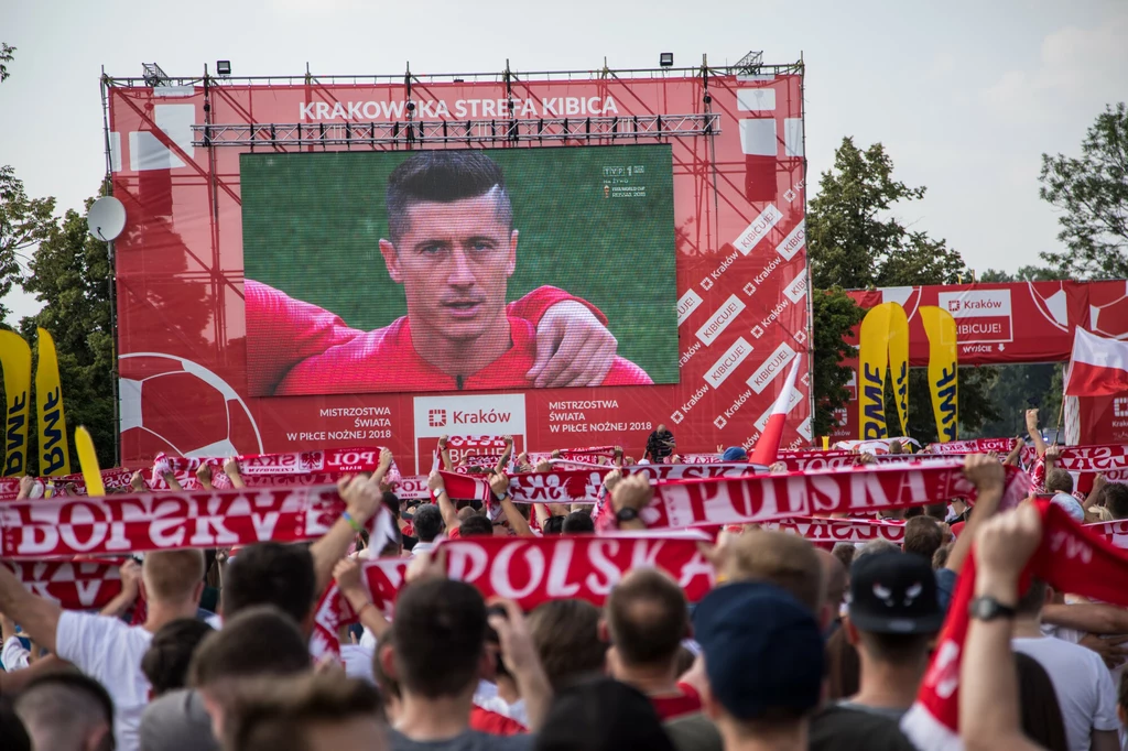 Terminarz Euro 2020 i Copa America 2021 pokrywają się. Po meczach reprezentacji Polski z Robertem Lewandowskim, późnym wieczorem i w nocy, będzie można oglądać w tv spotkania Brazylii czy Argentyny. Na zdjęciu strefa kibica w Krakowie podczas mundialu 2018