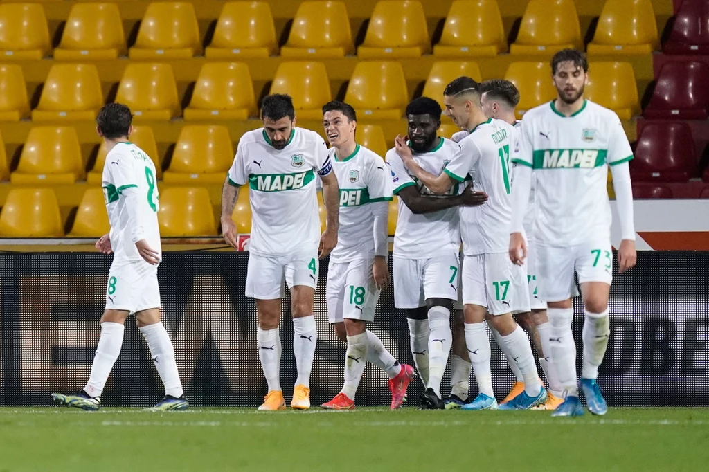 Radość piłkarzy Sassuolo, którzy tuż przed przerwą objęli prowadzenie