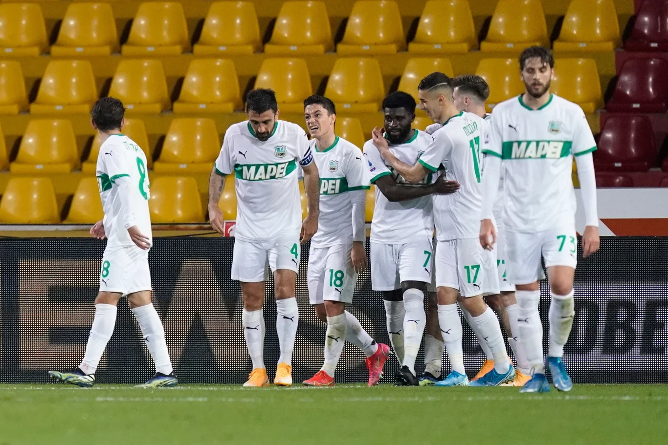 Radość piłkarzy Sassuolo, którzy tuż przed przerwą objęli prowadzenie Radość piłkarzy Sassuolo, którzy tuż przed przerwą objęli prowadzenie