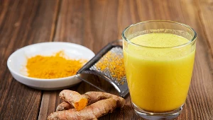 Kurkuma zawiera aktywny składnik o nazwie kurkumina, który posiada silne właściwości przeciwzapalne

