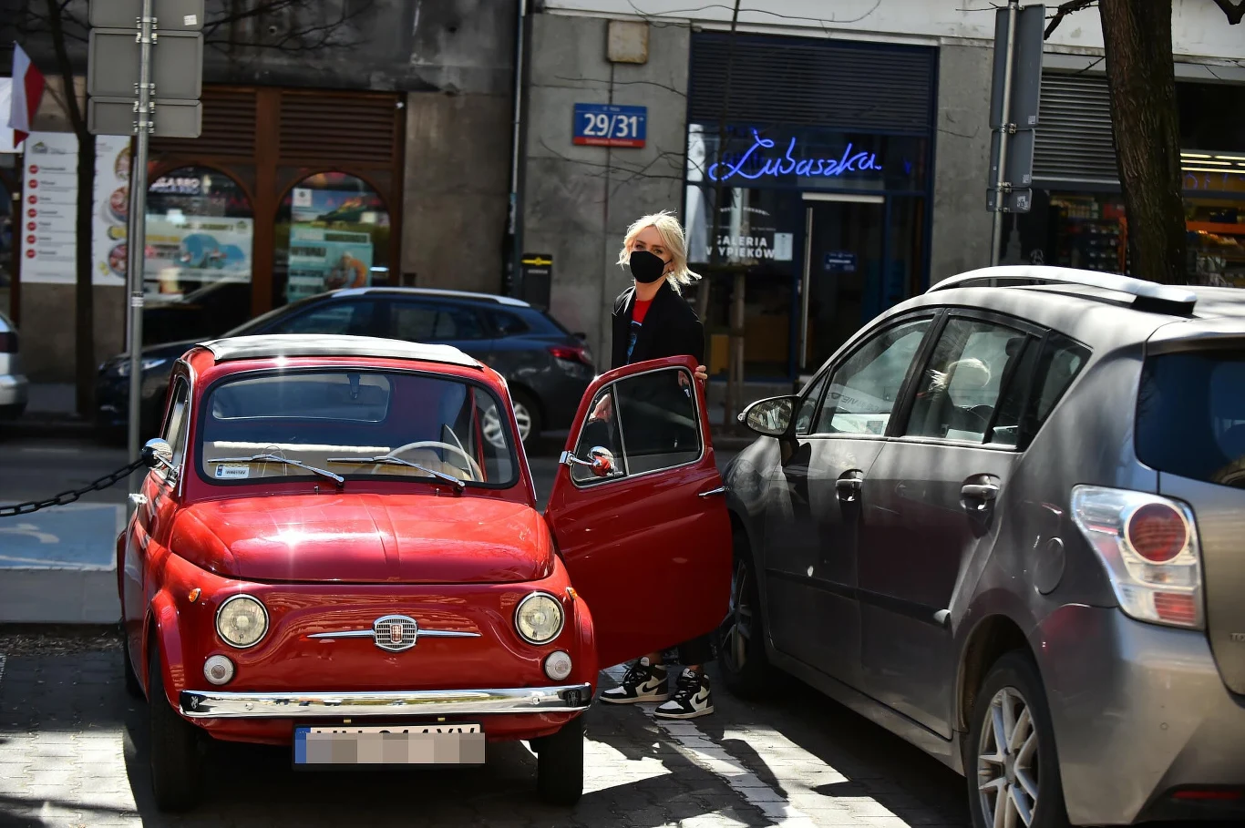 Agnieszka Woźniak-Starak przy swoim aucie z 1972 roku 