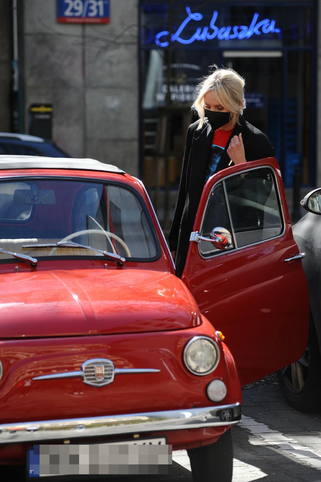 Agnieszka Woźniak-Starak przy swoim aucie z 1972 roku 