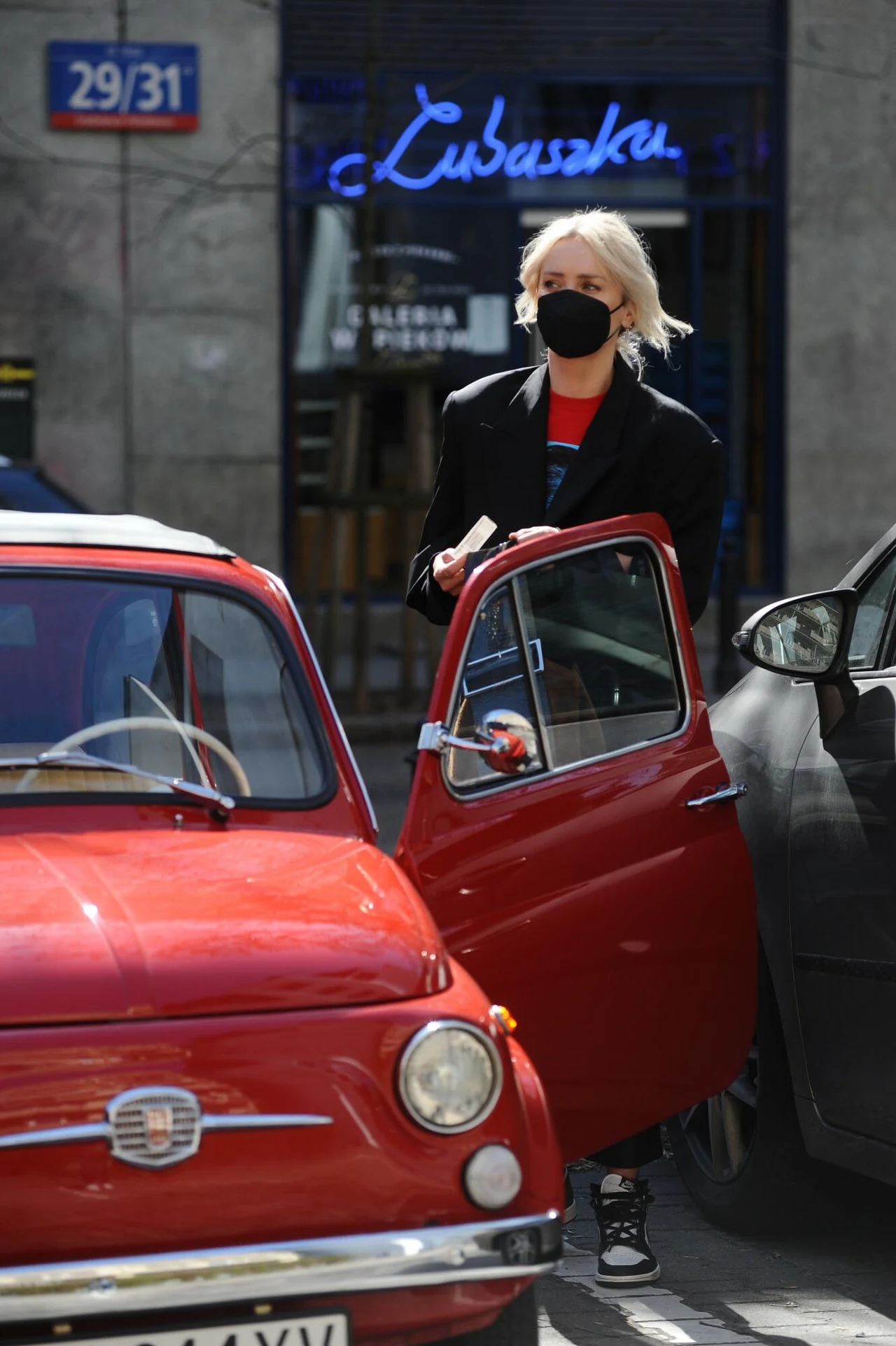 Agnieszka Woźniak-Starak przy swoim aucie z 1972 roku 