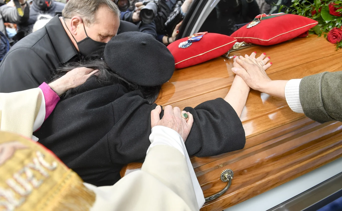 Wdowa nad trumną Krawczyka Wdowa nad trumną Krawczyka