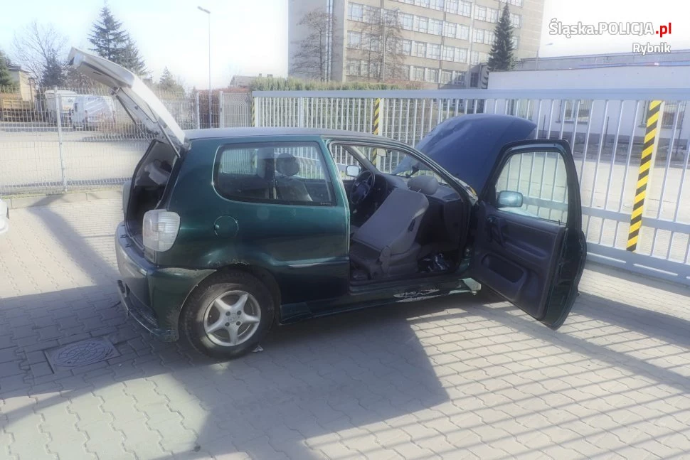 Pościg zakończył się po uderzenie w bramę