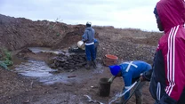 Ocenia się, że przybysze z tych trzech państw stanowią około 75 proc. wszystkich Zama Zama. Samo określenie wzięło się od zuluskiego "ci, którzy próbują dostać coś za nic".