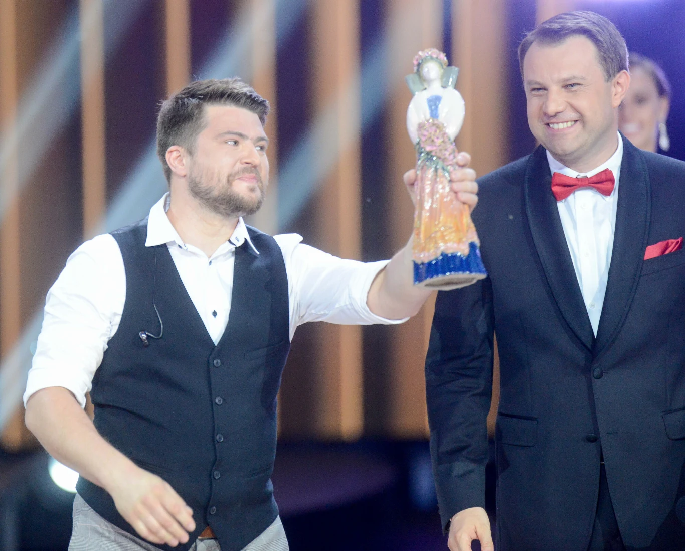 W finale programu niespodzianki nie było i Marcin Sójka został wybrany na zwycięzcę. Radiostację zaczął natomiast podbijać jego pierwszy singel "Zaskakuj mnie". Utwór znalazł się na pierwszej płycie wokalisty "Kilka prawd." Promowały ją też piosenki: "Dalej","Lepiej" i "Wróć". Zanim jednak płyta się ukazała, Sójka wystąpił na Festiwalu w Opolu, gdzie wygrał koncert Premier i zdobył nagrodę publiczności im. Karola Musioła. 