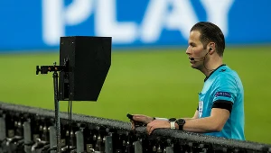 Sędzia Danny Makkelie podczas meczu Borussii Mönchengladbach z Interem Mediolan