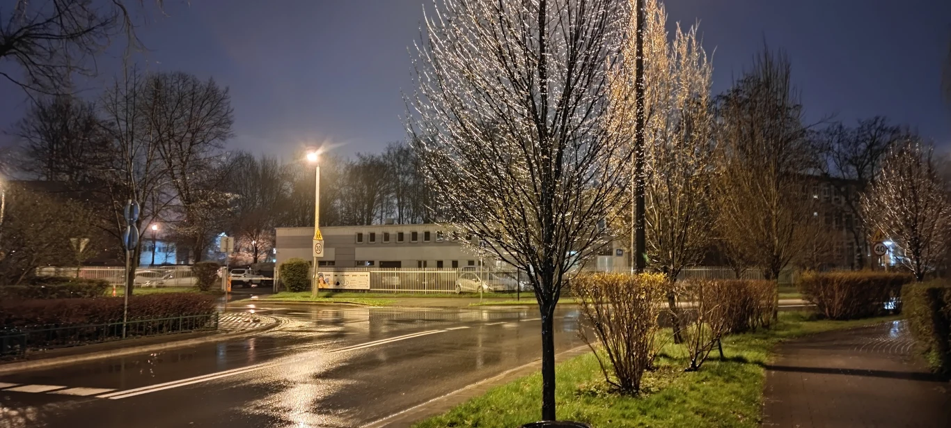 Zdjęcie wykonane obiektywem głównym, tryb nocny