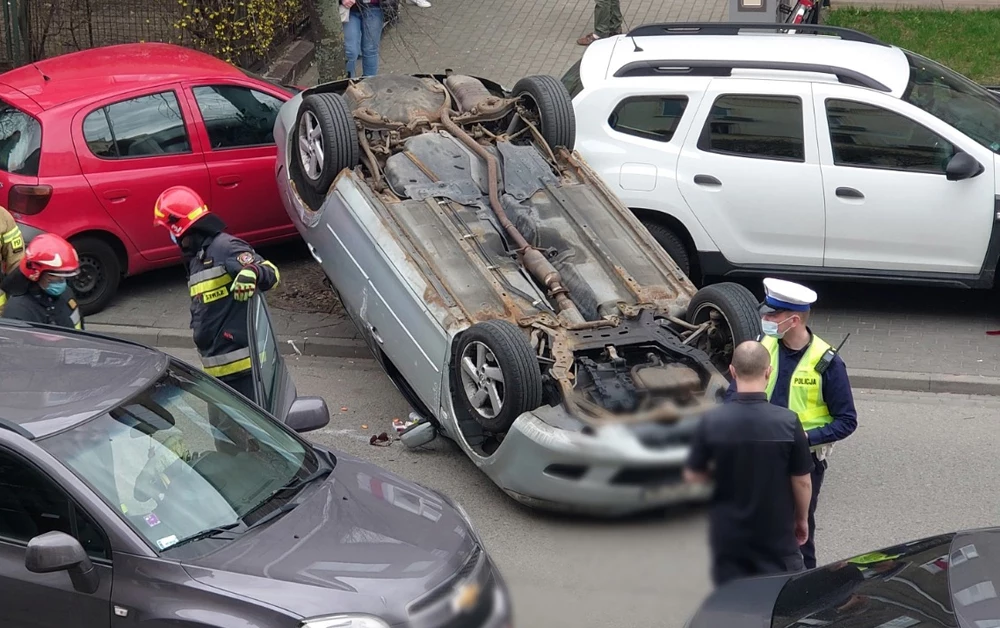 Pijany kierowca dachował, uszkadzając przy tym pięć innych samochodów