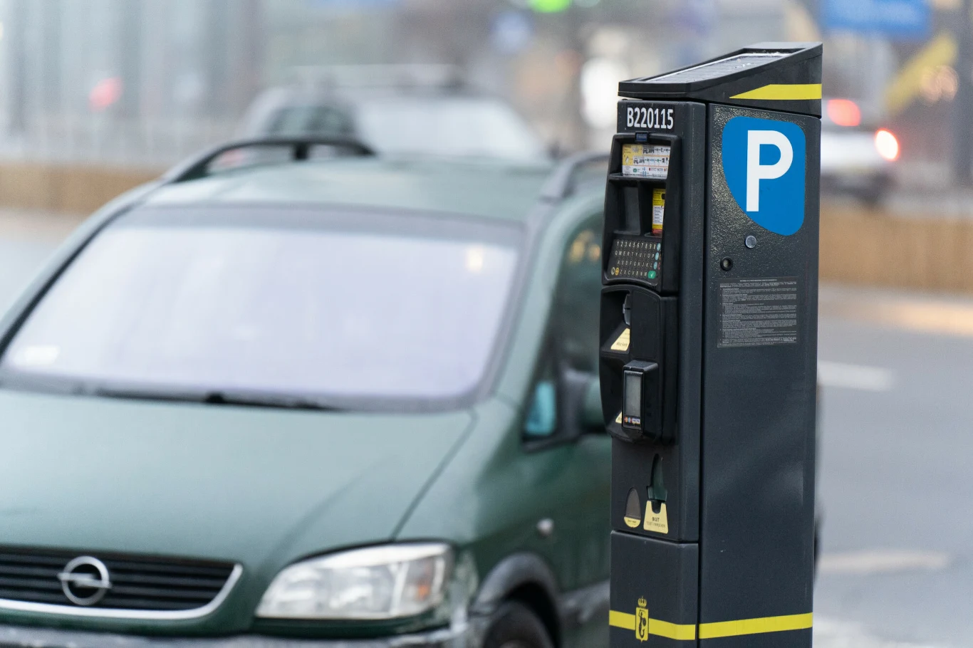 Wiele miast coraz częściej traktuje kierowców jak zło. Zabiera się im pasy ruchu, wprowadza szykany na drogach, likwiduje miejsca parkingowe i podnosi opłaty za parkowanie Wiele miast coraz częściej traktuje kierowców jak zło. Zabiera się im pasy ruchu, wprowadza szykany na drogach, likwiduje miejsca parkingowe i podnosi opłaty za parkowanie