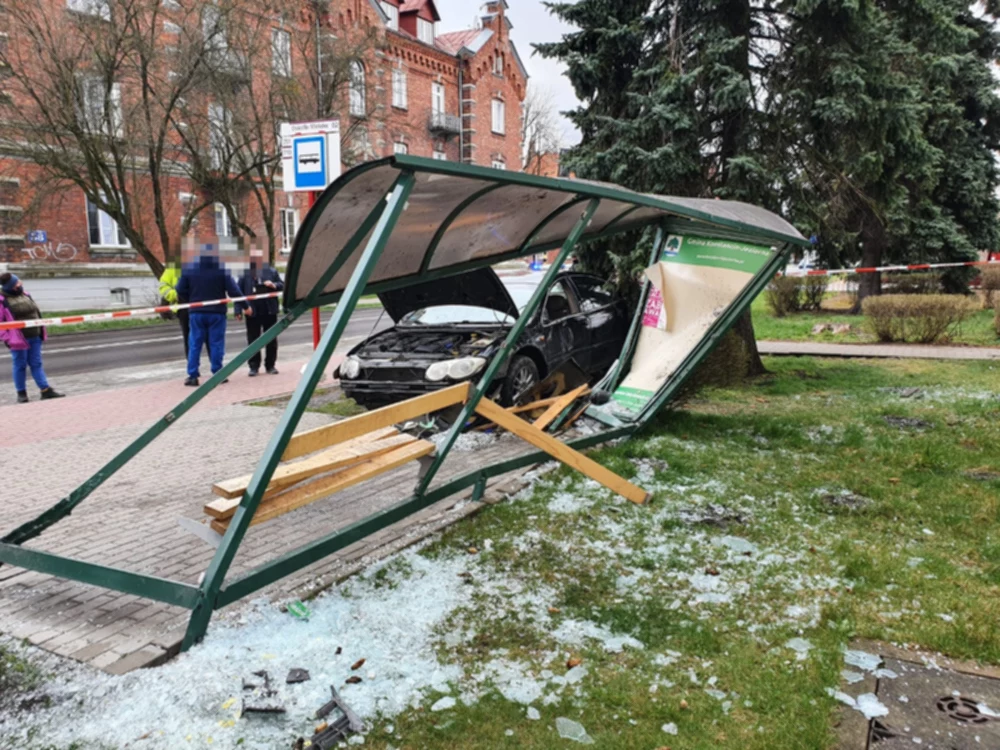 Mężczyzna wjechał w przystanek