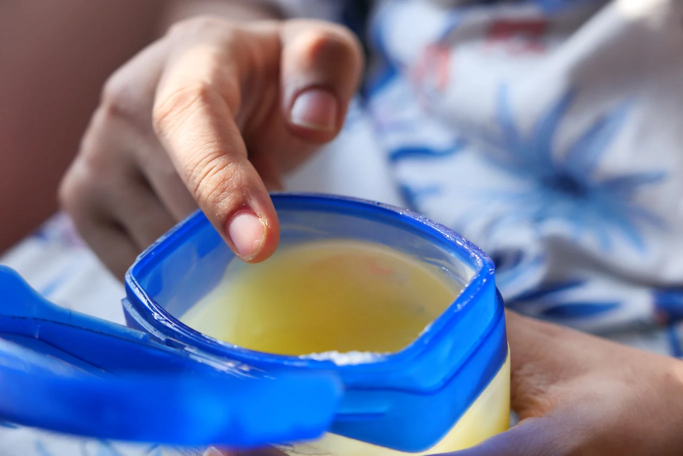 Wazelina znana jest od ponad 150 lat. Nie tylko pomoże uporać ci się z suchą skórą, ale również z przywierającym do łopaty śniegiem Wazelina znana jest od ponad 150 lat. Nie tylko pomoże uporać ci się z suchą skórą, ale również z przywierającym do łopaty śniegiem