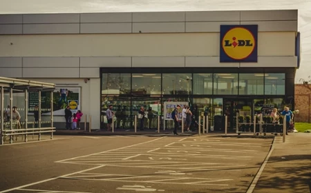 Sklep Lidl od zewnątrz.