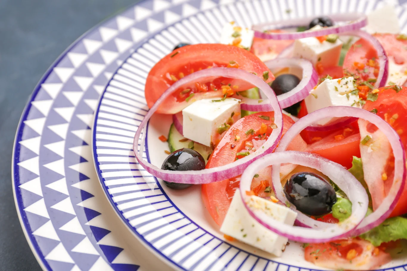 Świeże składniki wysokiej jakości to w sałatce greckiej absolutna podstawa Świeże składniki wysokiej jakości to w sałatce greckiej absolutna podstawa