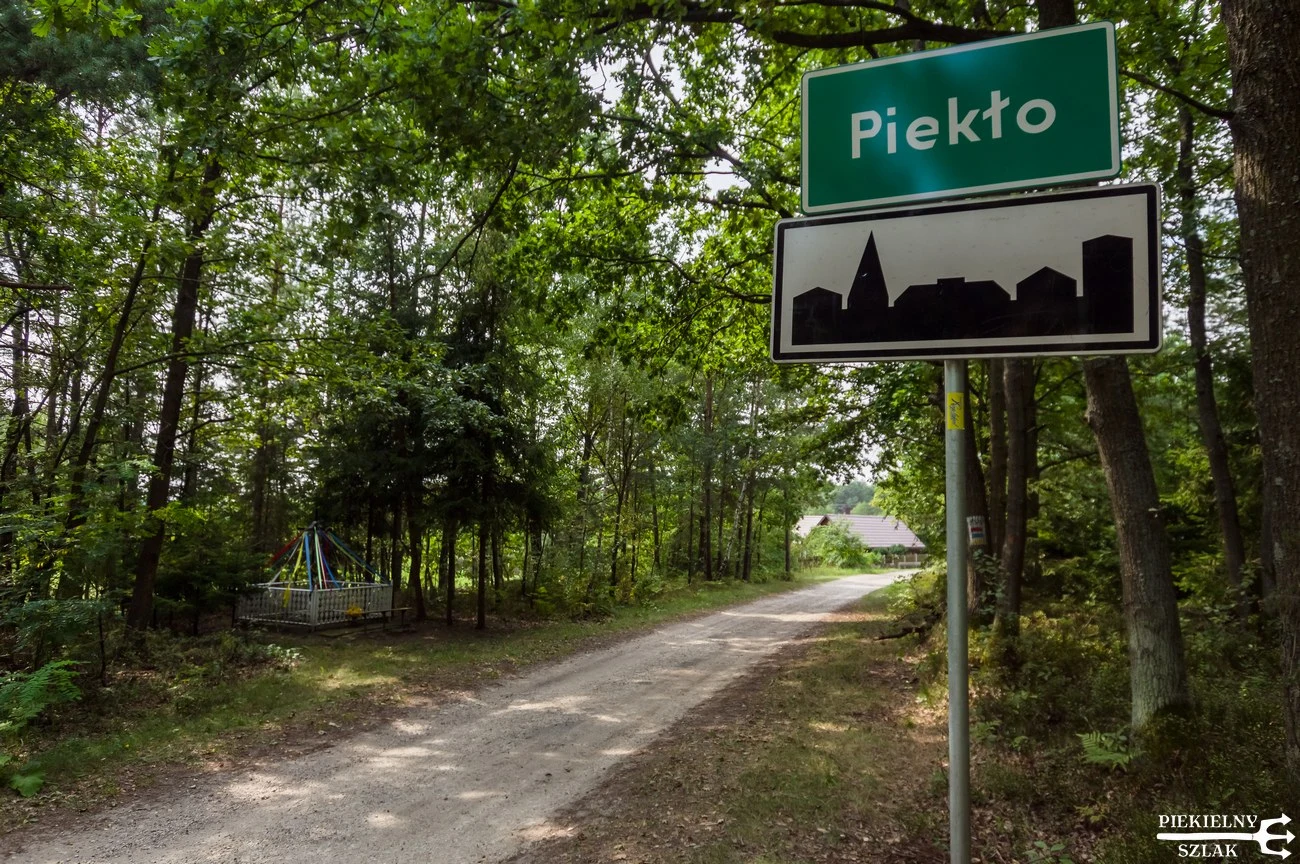 Jedną z największych atrakcji są miejsca „piekielne”, a jest ich na trasie sporo. Wszystko zaczyna się w Piekle Gatniki w miejscowości Piekło. 