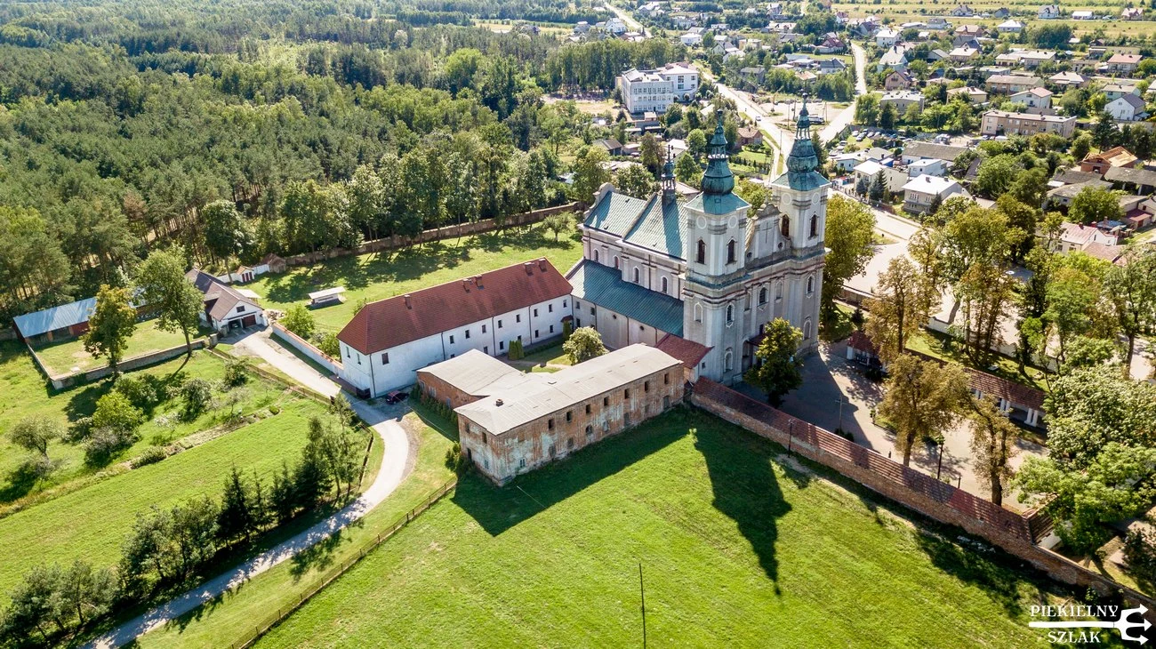 Bardziej niebiańska strona Piekielnego szlaku? W miejscowości Paradyż znajduje się piękny barokowy zespół dawnego klasztoru oo. Bernardynów i Kościół p.w. Przemienienia Pańskiego - Sanktuarium Chrystusa Cierniem Koronowanego. Do znajdującego się tam cudownego obrazu (w 1678 roku w Wielki Piątek na obliczu Chrystusa pojawiły się ponoć krople krwi) odbywają się pielgrzymki. Kościół ma piękne zabytkowe wnętrze, a w pobliżu zabudowań klasztornych znajduje się interesujący XVII wieczny park.