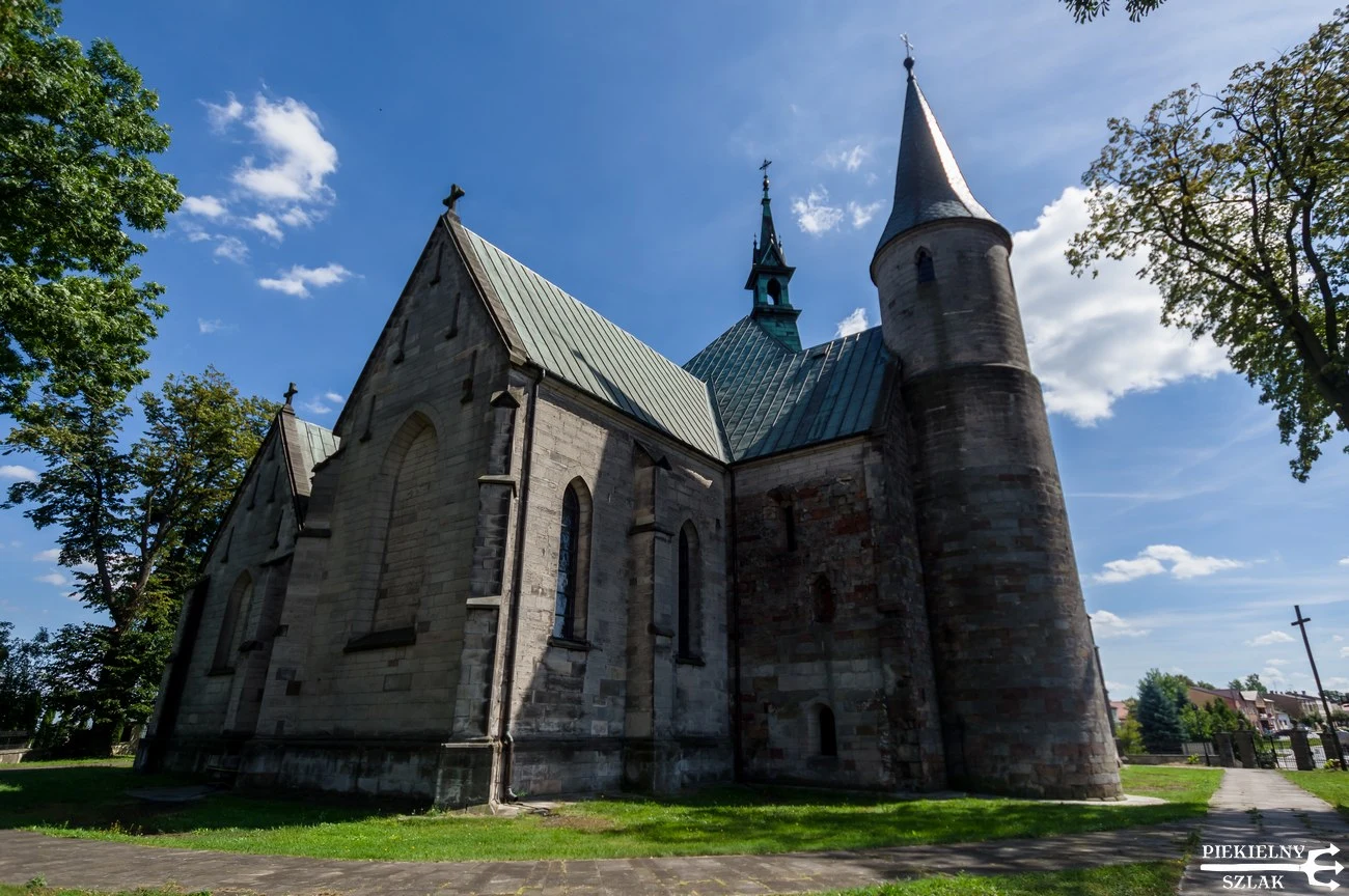 Jednym z bardziej interesujących obiektów sakralnych na „Piekielnym szlaku” jest romański Kościół św. Mikołaja w Żarnowie. Świątynia pochodzi z XII w.