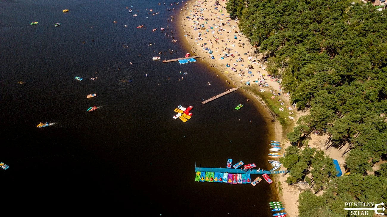  Idealnym miejscem do wypoczynku i rekreacji jest Zalew Sielpia w Sielpi Wielkiej. Piaszczyste plaże, możliwość uprawiania sportów wodnych, wspaniała przyroda i doskonała infrastruktura sprawiają, że można tu spędzić bardzo udany weekend. Kto lubi wypoczywać nad wodą może też zatrzymać się nad zalewem w Bliżynie. Do dyspozycji turystów są tu: plaża z kąpieliskiem i brodzikiem dla dzieci, boiska do siatkówki plażowej, duży plac zabaw dla dzieci, trasy nordic walking, siłownia zewnętrzna i altana z grillem.