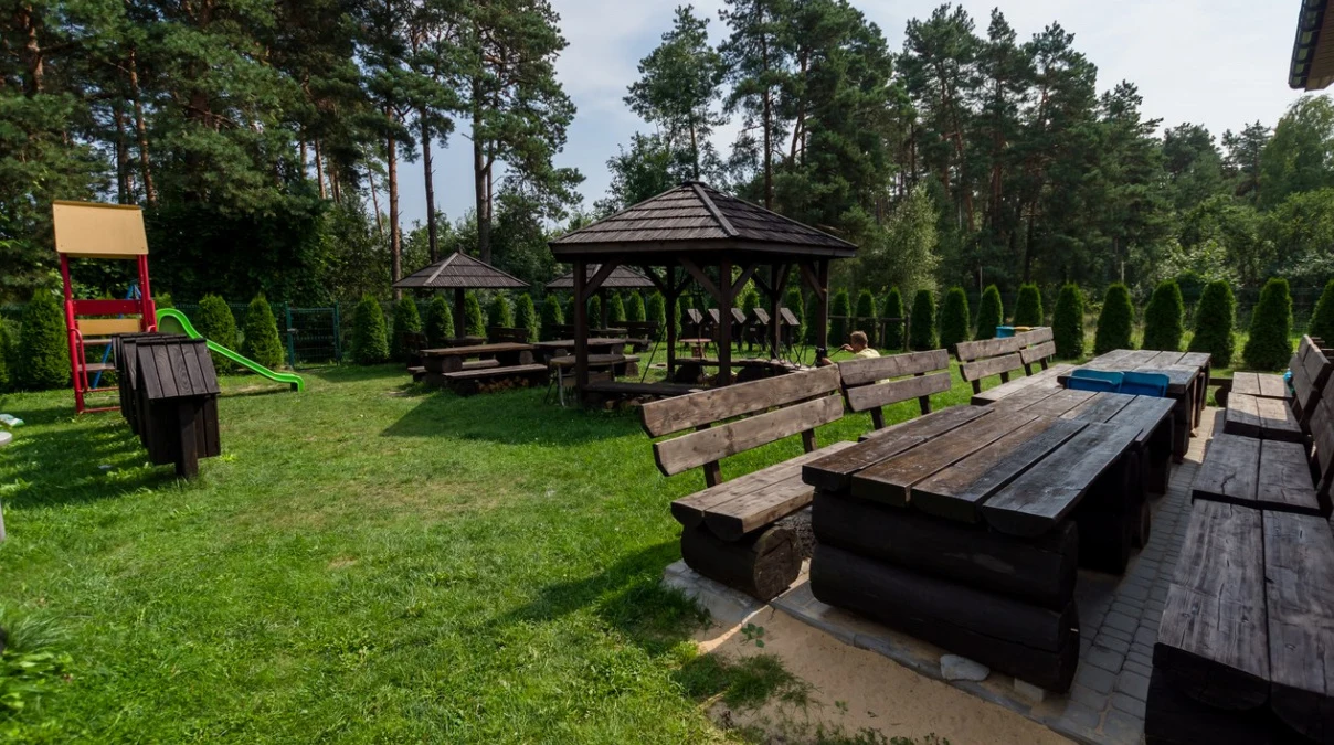  Na całej trasie na turystów czekają miejsca, w których można odpocząć, zjeść posiłek i nabrać sił do dalszej wędrówki. Na zdjęciu punkt integracji w miejscowości Niebo – końcowy przystanek „Piekielnego szlaku”. Oprac.: Iza Grelowska Zdjęcia dzięki uprzejmości Stowarzyszenia Lokalna Grupa Działania - U ŹRÓDEŁ