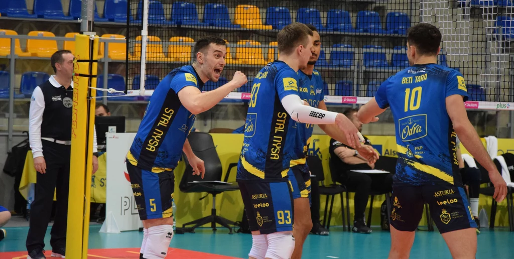 Siatkarze Stali Nysa. Pierwszy z lewej Marcin Komenda Siatkarze Stali Nysa. Pierwszy z lewej Marcin Komenda
