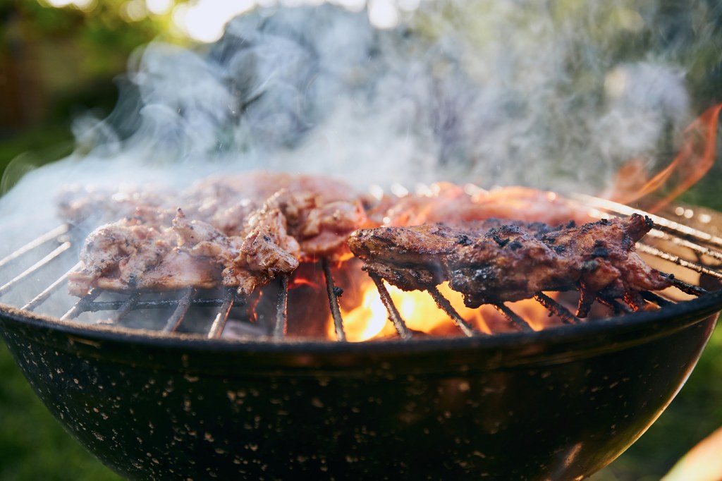 W czasie grilla do środowiska i do potraw przedostają się trujące dioksyny. Grillowanie może powodować także problemy dla naszego zdrowia.