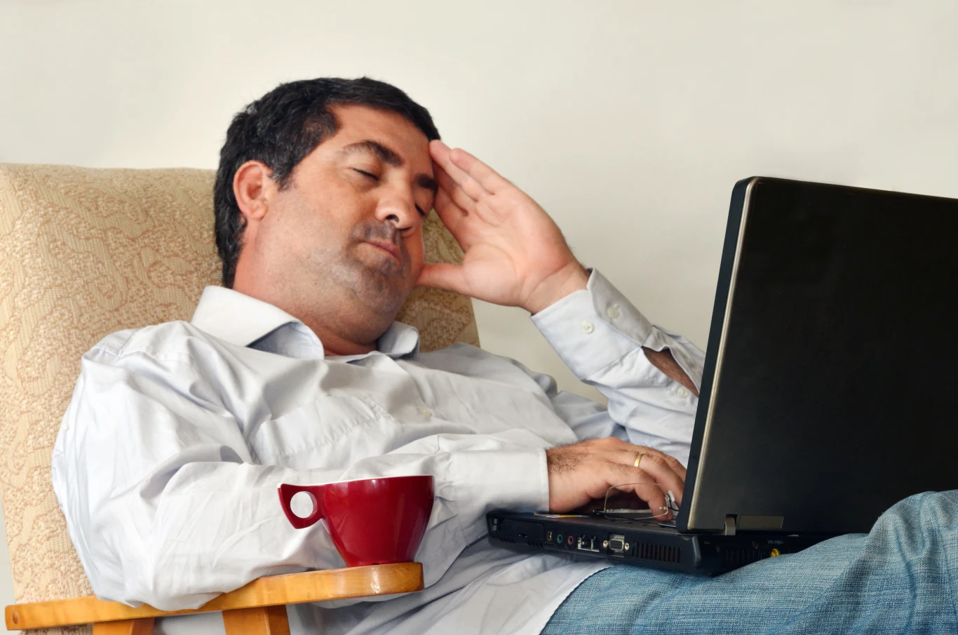 Niezdrowe przekąski i kompulsywne objadanie mogą znacząco wpływać na jakość wykonywanej przez nas pracy